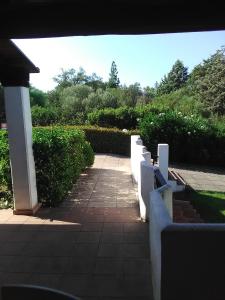 a walkway with white fences and a sidewalk at White Sand Residence in Murta Maria