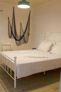 Un pat sau paturi într-o cameră la VILA BUNICUTA