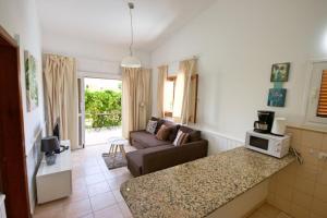 sala de estar con sofá y mesa en Precioso Bungalow 11, en Playa del Inglés