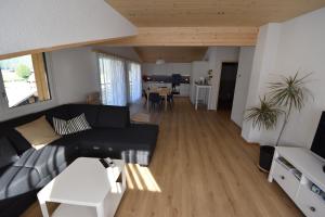 uma sala de estar com um sofá e uma mesa em Ferienwohnung Gemeindematte em Meiringen