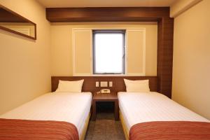 Postel nebo postele na pokoji v ubytování Smile Hotel Kawaguchi