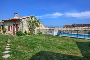 une maison avec une cour et une piscine dans l'établissement Chambres d'hôtes Noailles, à Puisseguin