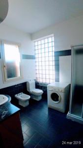 W łazience znajduje się toaleta, umywalka i prysznic. w obiekcie Villa Apollonius Arenella Siracusa w mieście Arenella