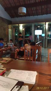 eine Gruppe von Menschen, die um einen Tisch sitzen in der Unterkunft Art Hotel Cristal de Igatu in Igatu