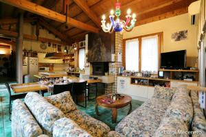 a living room with couches and a table and a kitchen at B&B San Nicolò in Trissino