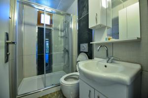 ウズンギョルにあるHirande Uzungölのバスルーム(トイレ、洗面台、シャワー付)