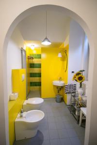 bagno con 2 servizi igienici e lavandino di Villa Fausta B&B a Trieste