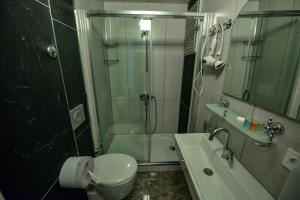 ウズンギョルにあるHirande Uzungölのバスルーム(トイレ、シャワー、シンク付)