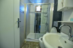 ウズンギョルにあるHirande Uzungölのバスルーム(シャワー、トイレ、シンク付)