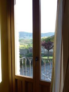 una puerta abierta con vistas a un balcón en Casa Rural Iturrieta, en Adiós