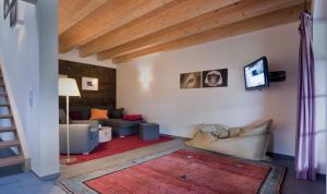 ein Wohnzimmer mit einem Sofa und einem Tisch in der Unterkunft Marchlhof in Aschau im Chiemgau