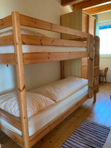 a bunk bed in a room with a bunk bed in a house at Windhör in Saxen