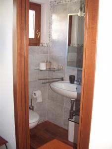 a bathroom with a sink and a toilet at Una Casa di Campagna in Dossobuono