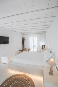 Tempat tidur dalam kamar di Paros Palace