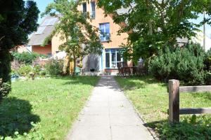 une passerelle menant à l'avant d'une maison dans l'établissement 3FLOORS, à Rankwitz