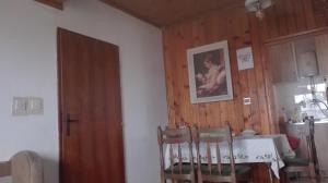 een keuken met een tafel en stoelen in een kamer bij Family apartment Nebojsa in Bar