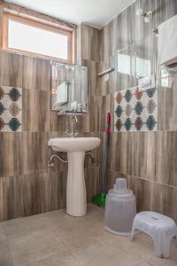 A bathroom at River View Cottages by Livingstone