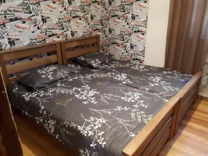 ein Bett mit einer schwarzen und weißen Bettdecke in der Unterkunft Wine House KNIAZ in Sagarejo