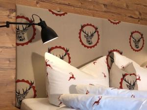 ein Schlafzimmer mit einem Bett mit Kissen und einer Lampe in der Unterkunft Pircher-Maes Apart & Stubaital in Telfes im Stubai