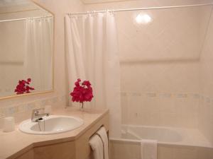 a white bathroom with a sink and a bath tub at Cerro Mar Atlantico & Cerro Mar Garden in Albufeira
