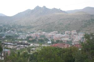 vistas a una ciudad con montañas en el fondo en Hotel Noy, en Goris