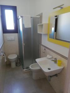 A bathroom at Il giardino dei tramonti