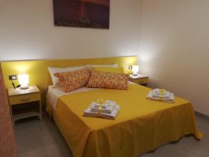 A bed or beds in a room at Il giardino dei tramonti