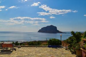 un patio con vistas al océano y a la montaña en Paraschou Guesthouse, en Monemvasia