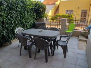 un tavolo e sedie seduti su un patio di Casa Arca' a Villaggio Azzurro