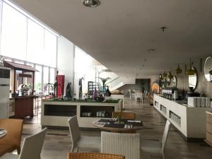 Restoran ili neka druga zalogajnica u objektu Ruang Bravia Bogor Icon Hotel