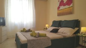 ein Schlafzimmer mit einem großen Bett und einem TV in der Unterkunft Uso Turistico vicino San Giovanni in Rom