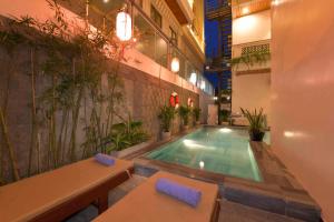 una piscina en medio de un edificio en Saclo Villa and Hostel, en Hoi An