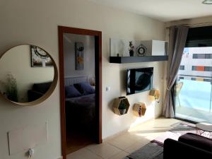 Μια τηλεόραση ή/και κέντρο ψυχαγωγίας στο Apartamento con terraza en la Magalona