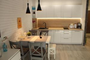Kuchnia lub aneks kuchenny w obiekcie Sunny Adventure Baltic Apartament