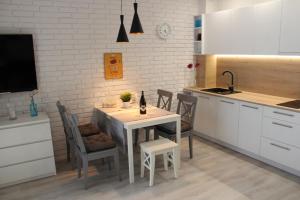 Kuchnia lub aneks kuchenny w obiekcie Sunny Adventure Baltic Apartament