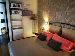 ein Schlafzimmer mit einem Bett mit drei Kissen darauf in der Unterkunft MinaVill La Casa Sulle Dolomiti in Fiera di Primiero