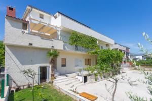 an image of a house with a courtyard at Apartment MATE in Kaštela