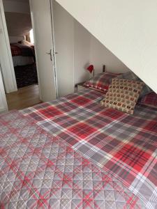 Кровать или кровати в номере Sarnia holiday flats