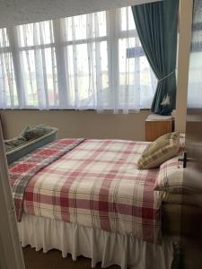 Кровать или кровати в номере Sarnia holiday flats