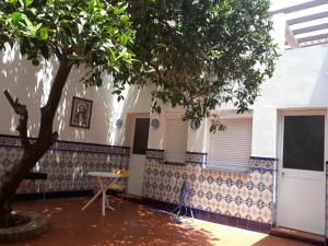 a room with a tree and a table at El patio de Villa Pancho in Chipiona