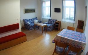 Nové Hrady的住宿－Apartmán Nové Hrady，客厅配有沙发和桌子