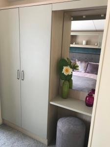 Voodi või voodid majutusasutuse Deluxe Riverside Static Caravan toas