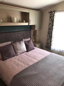 Voodi või voodid majutusasutuse Deluxe Riverside Static Caravan toas