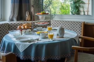 una mesa de desayuno con productos de desayuno en un paño de mesa azul en Haus Rattenböck en St. Wolfgang