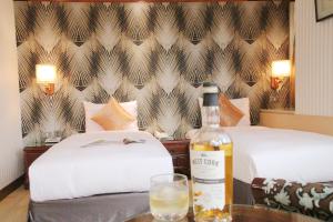 Rúm í herbergi á Silken Hotel