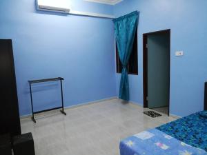 Postel nebo postele na pokoji v ubytování HOMESTAY DAMAI YUSMILA