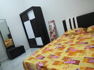 Postel nebo postele na pokoji v ubytování HOMESTAY DAMAI YUSMILA