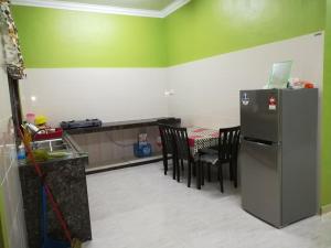 Kuchyň nebo kuchyňský kout v ubytování HOMESTAY DAMAI YUSMILA