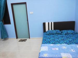 Postel nebo postele na pokoji v ubytování HOMESTAY DAMAI YUSMILA