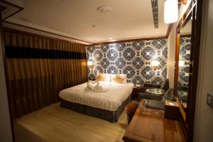 Rúm í herbergi á Silken Hotel